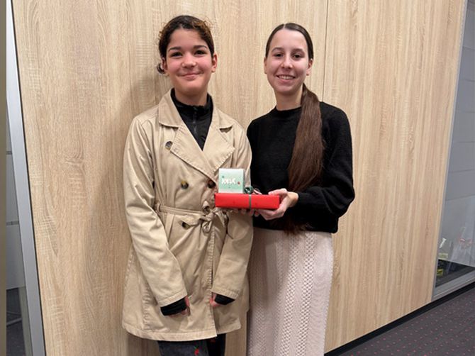 Glückliche Gewinnerin Layla mit ihrem Geschenk