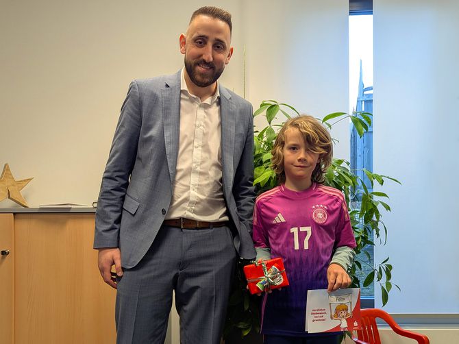 Glücklicher Gewinner Felix mit seinem Geschenk