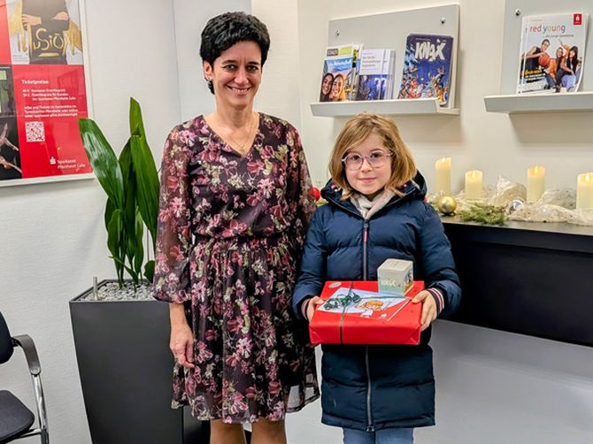 Glückliche Gewinnerin Helen mit ihrem Geschenk