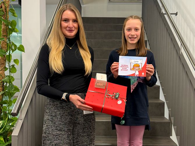 Glückliche Gewinnerin Lara mit ihrem Geschenk