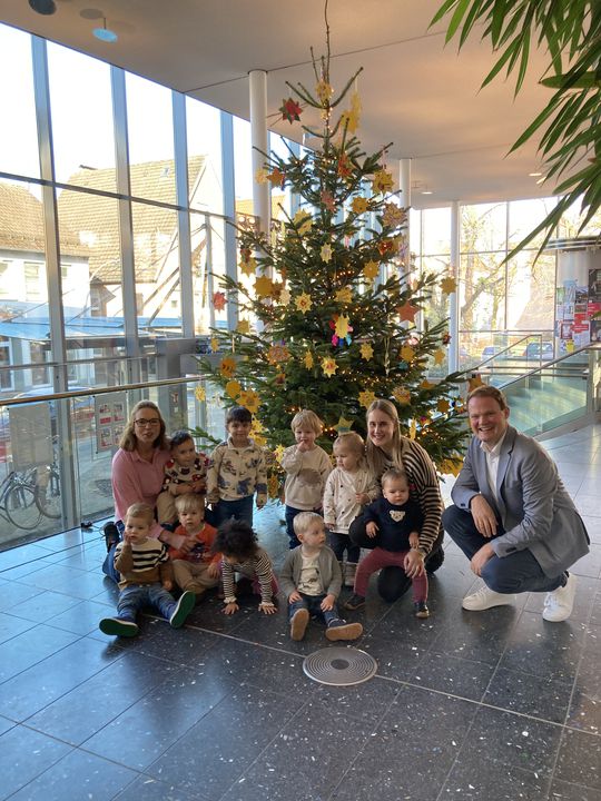 Die Mitarbeitenden im BeratungsCenter Wiedenbrück freuen sich über den durch die Kinder Kath. Kita St. Marien toll geschmückten Baum.