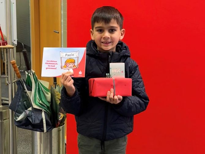 Glücklicher Gewinner Paolo mit ihrem Geschenk