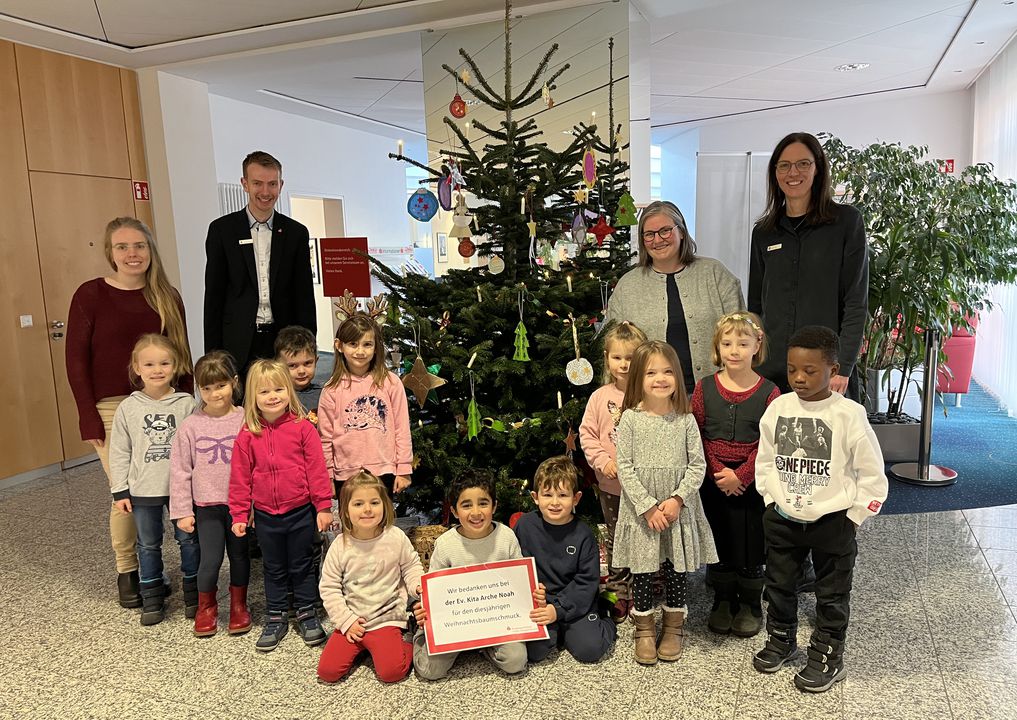 Vielen Dank sagen die Mitarbeitenden des BeratungsCenters Steinhagen - schön geschmückt durch die Kinder der ev. Kita Arche Noah.