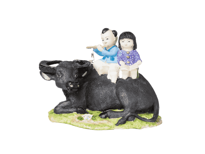 Wasserbüffel, der den Bauern in Vietnam bei der Arbeit hilft