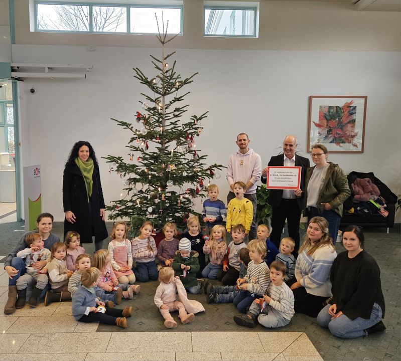 Im BeratungsCenter Werther haben die Kinder der Kita Bunter Sandkasten den Baum toll geschmückt.