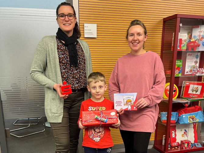 Glücklicher Gewinner Lukas mit seinem Geschenk