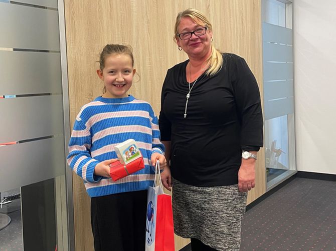 Glückliche Gewinnerin Hannah mit ihrem Geschenk