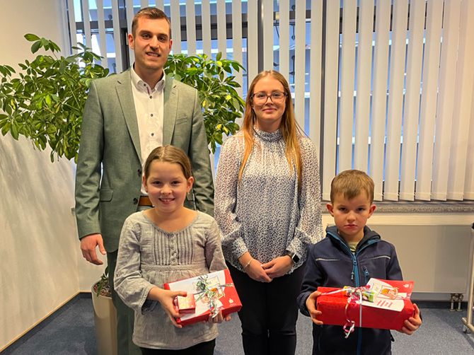 Die Gewinner Leni und Oskar mit ihren Geschenken