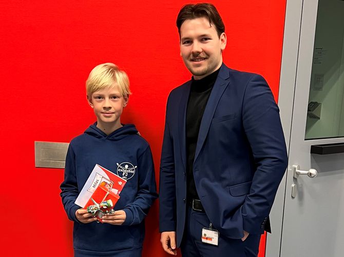 Gewinner Milas mit seinem Geschenk