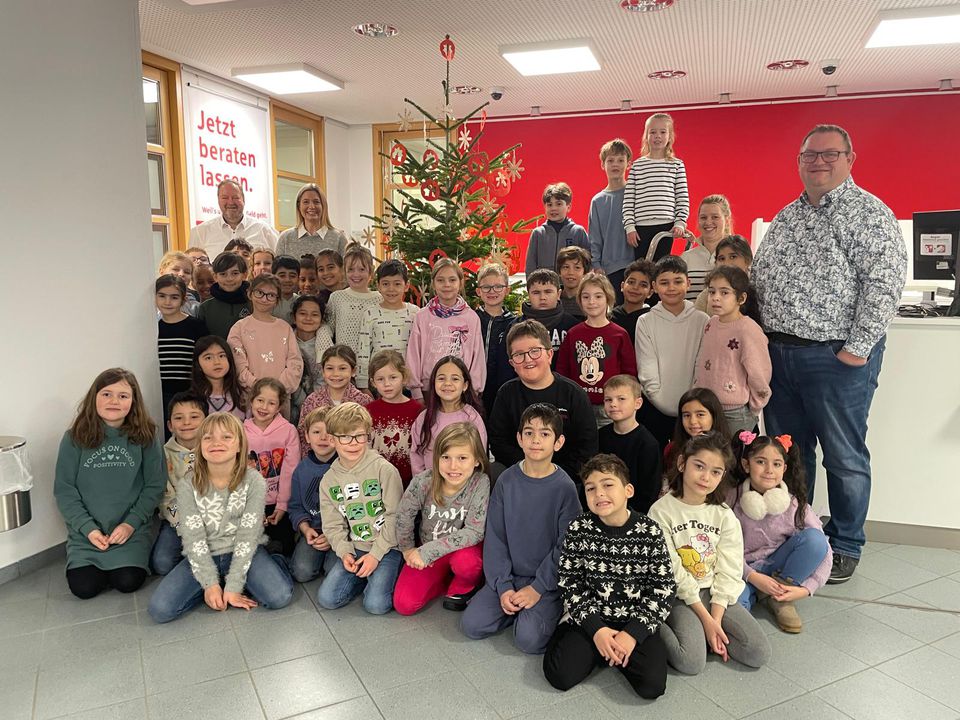 Im BeratungsCenter Herzebrock-Clarholz waren die Klassen 2 a + b der Bolandschule und haben den Weihnachtsbaum wunderschön geschmückt.