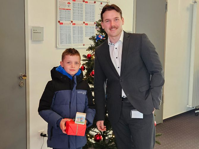 Glücklicher Gewinner Maksymilian mit ihrem Geschenk