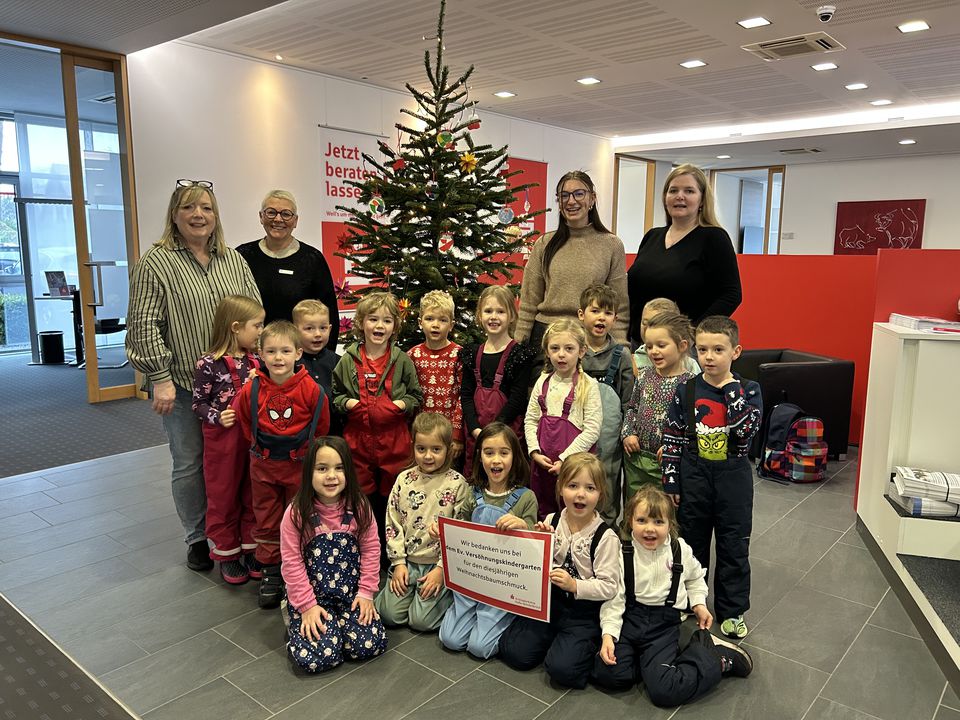 Im BeratungsCenter haben die Kinder des Ev. Versöhnungskindergartens mit ihrem Baumschmuck für Weihnachtsstimmung gesorgt.