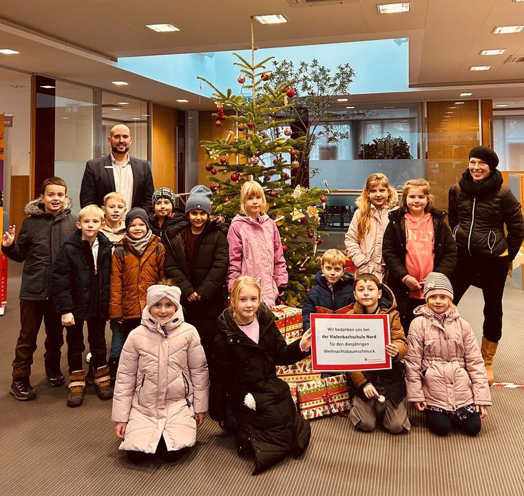 Der Baum im BeratungsCenter Borgholzhausen wurde von den Kindern der Violenbachschule Nord festlich geschmückt.