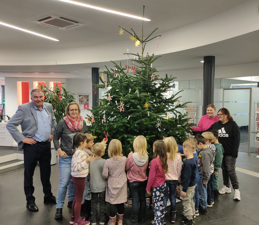 Die Kinder der Kath. Kita St. Anna haben den Baum im BeratungsCenter Verl verschönert.