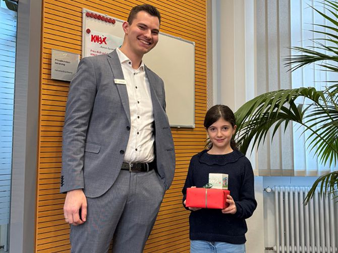Glückliche Gewinnerin Lena mit ihrem Geschenk